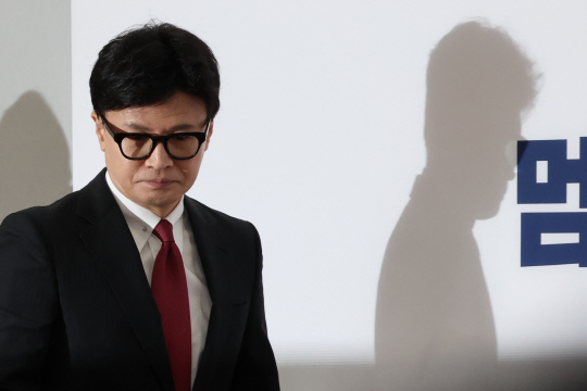 한동훈 국민의힘 대표가 7일 오전 서울 여의도 국회에서 열린 당 최고위원회의에 참석하고 있다.<연합뉴스 사진>